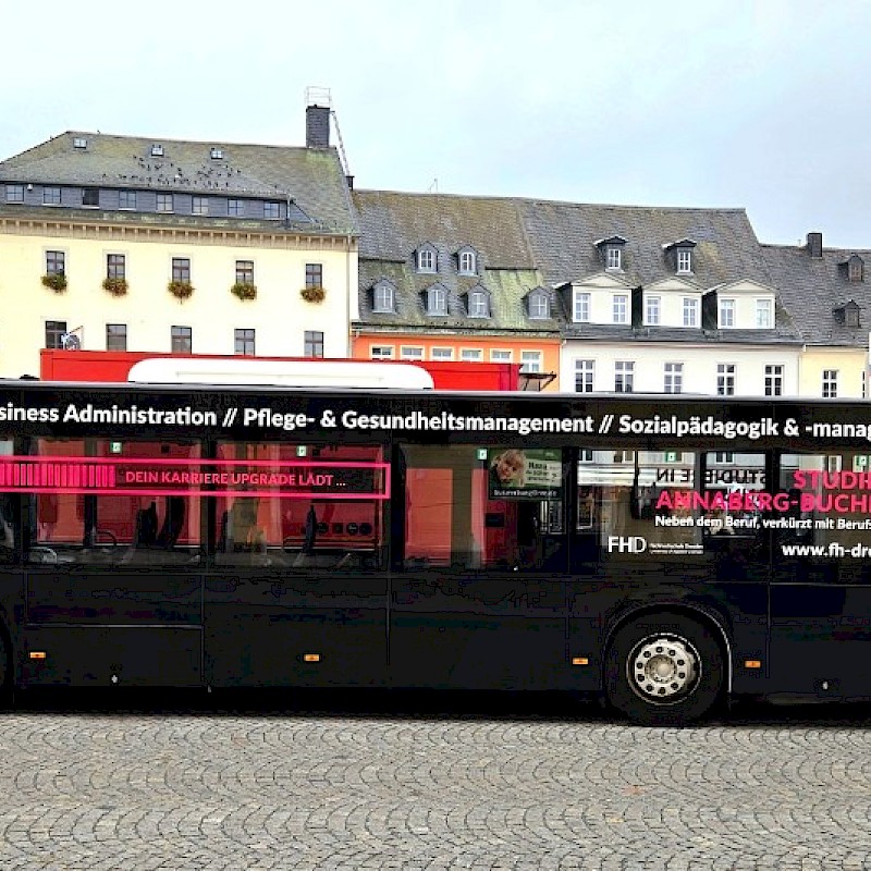 Bus mit Informationen zum Studium fährt durch Annaberg-Buchholz